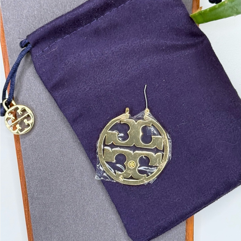 Tory Burch Oversized Logo Hoop Earrings Gold White Enamel NWT Valentines Gift - Picture 7 of 10